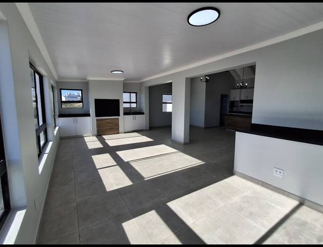 4 BEDROOM HOUSE FOR SALE IN DA GAMA BAY